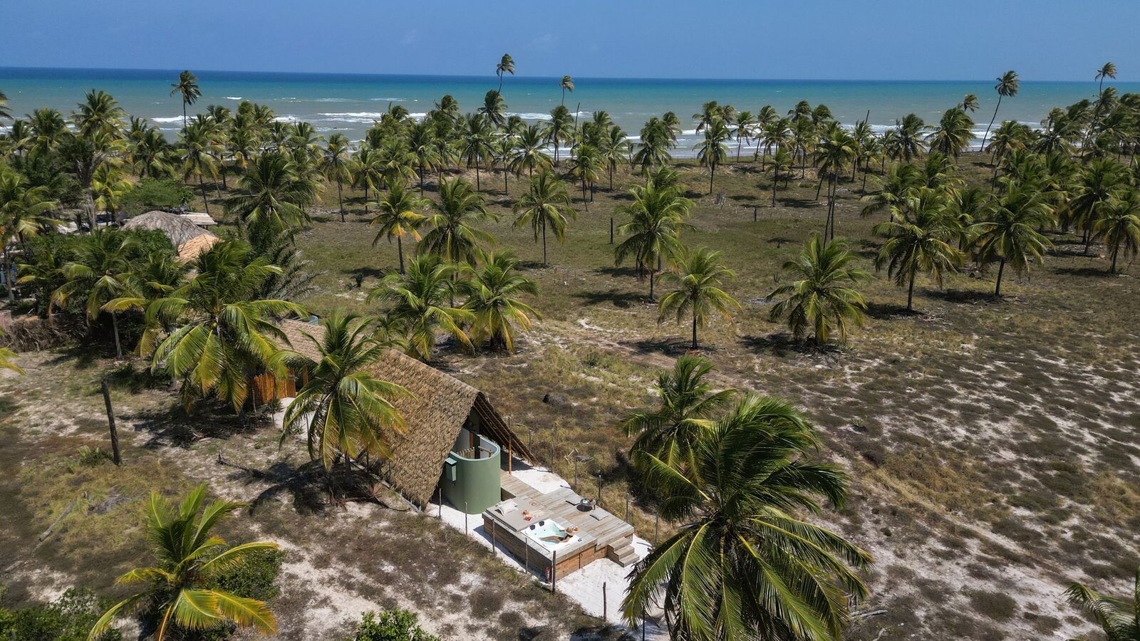 Vista aérea · cabana entre coqueiros